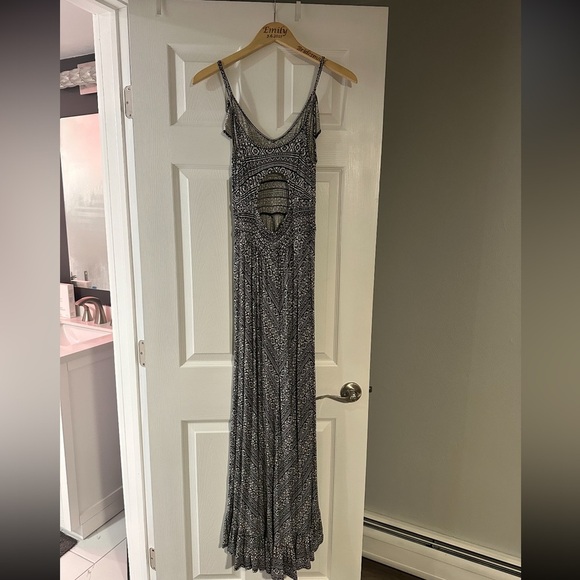 Elegant Black and White Maxi Dress - Picture 2 of 2